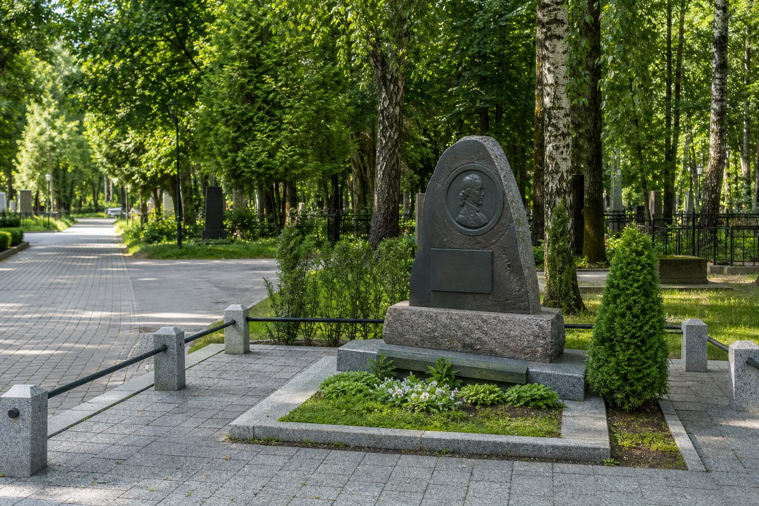 Надмогильный памятник М. Лынькову