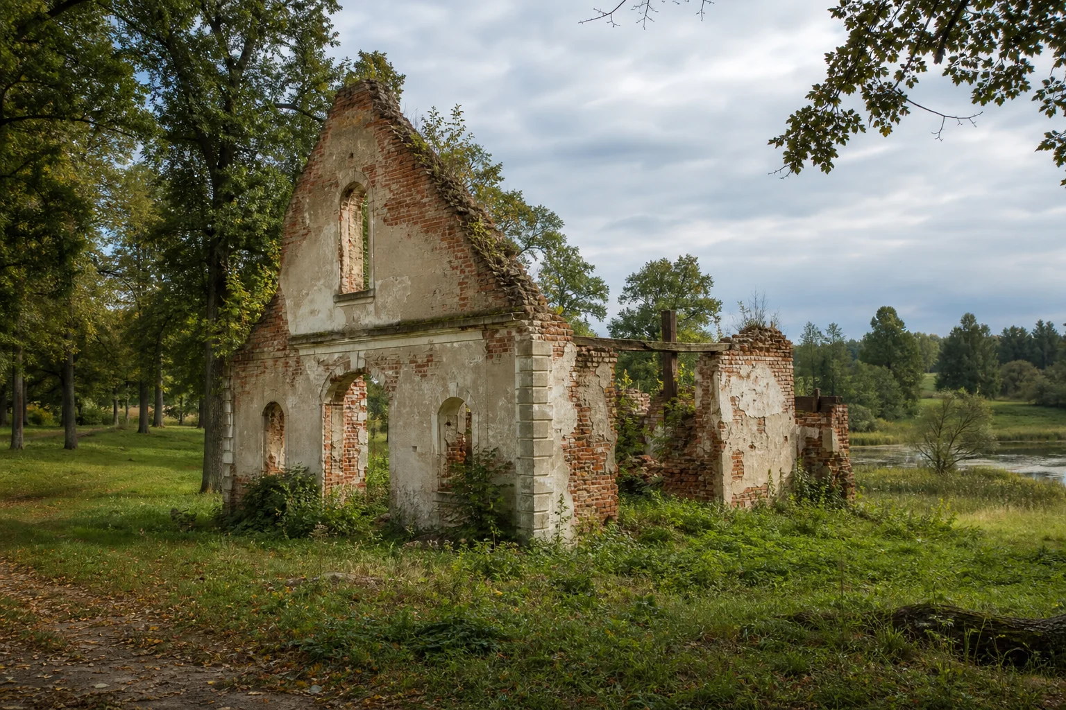 Осташин, усадьба Швыковских: хозпостройка (руины)