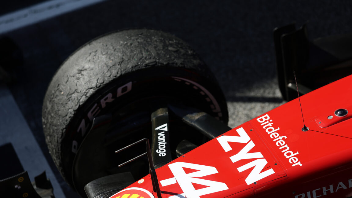 Льюис Хэмилтон выиграл Гран-при Испании благодаря новой стратегии Ferrari