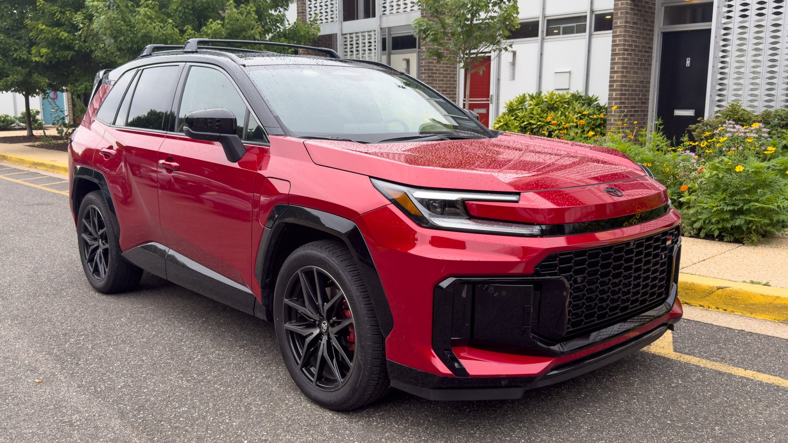 Toyota RAV4 Plug-in 2026: увеличенный запас хода на электротяге