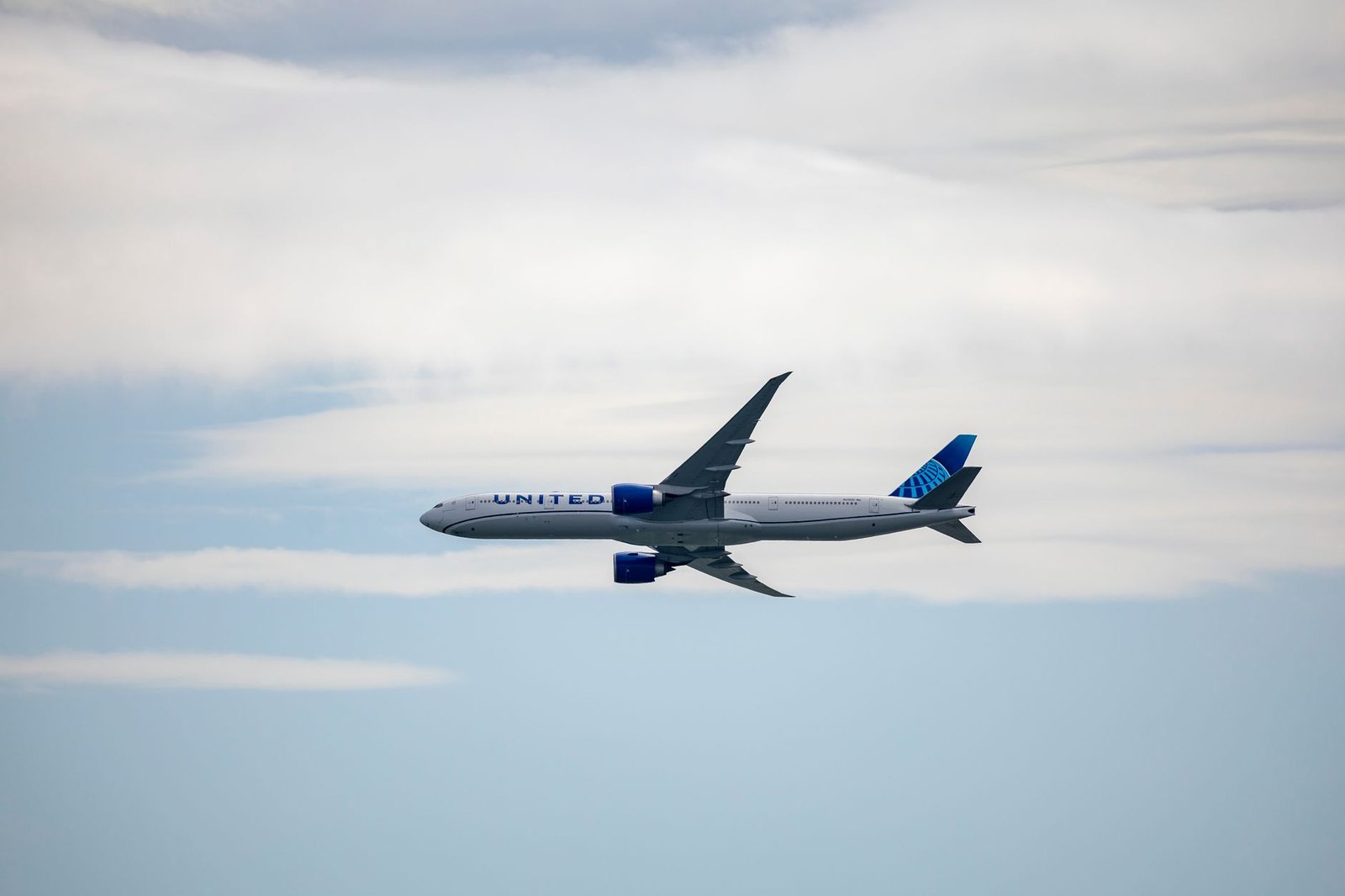 United Airlines сократила тысячи летних рейсов