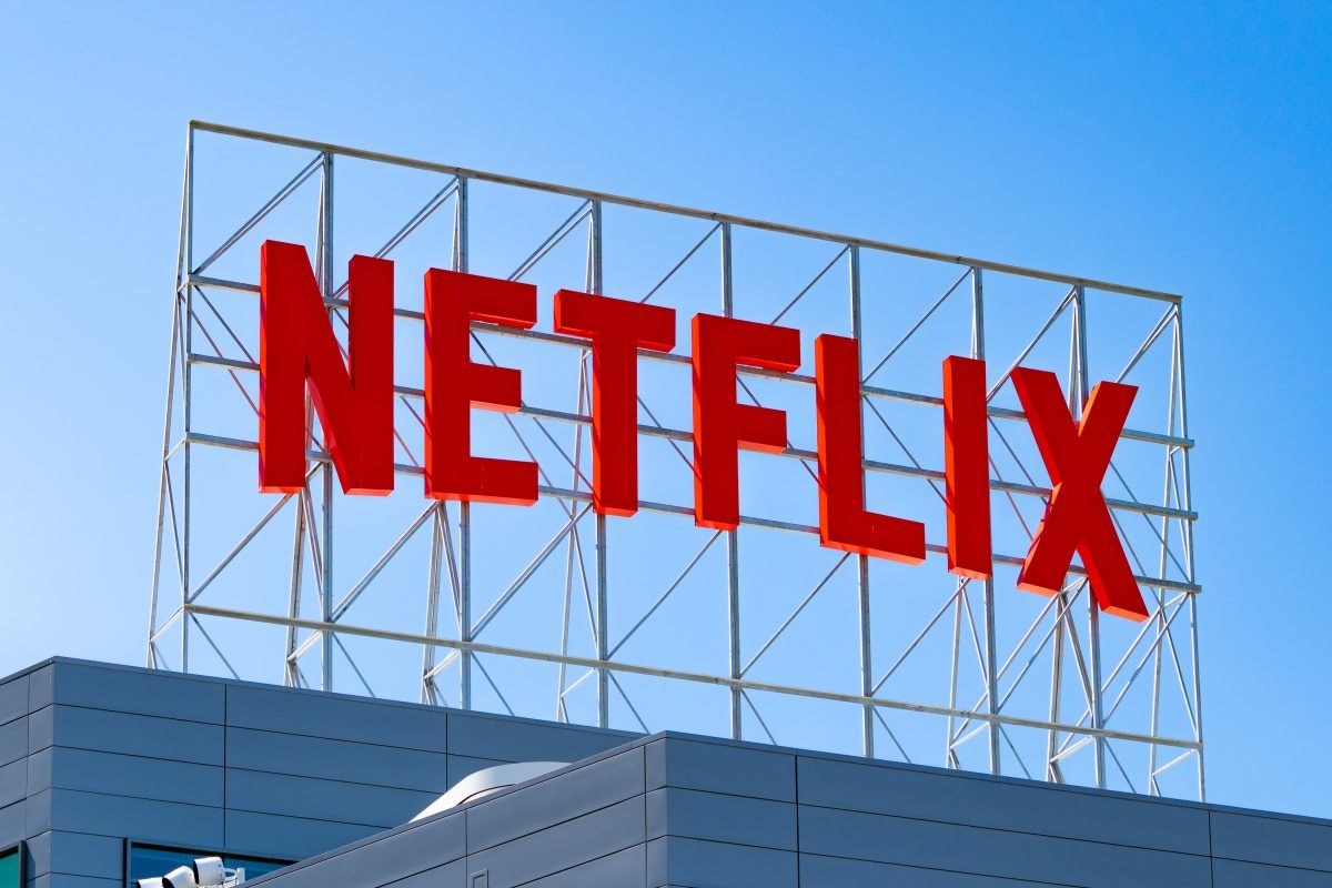 Netflix пересматривает модель "запойного просмотра" из-за конкуренции с TikTok