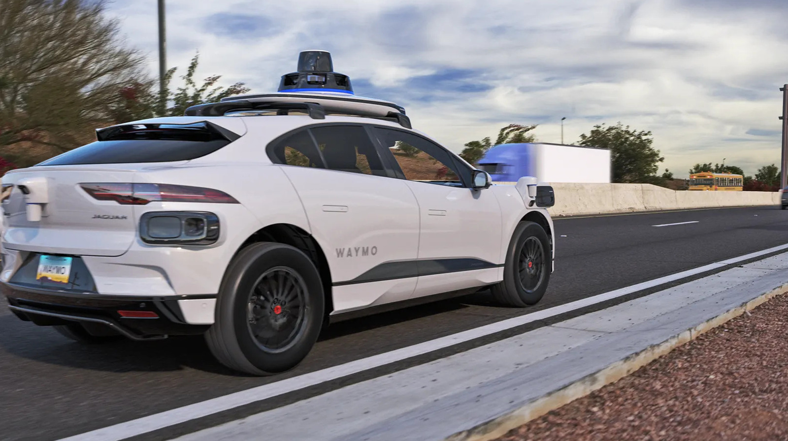 Waymo отзывает более 3800 роботакси из-за проблем с навигацией на фривеях
