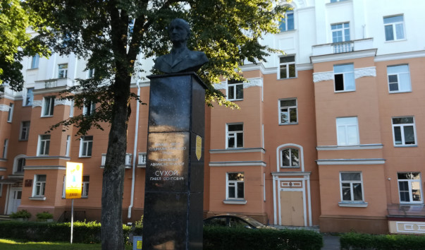 Памятник П. О. Сухому в Гомеле